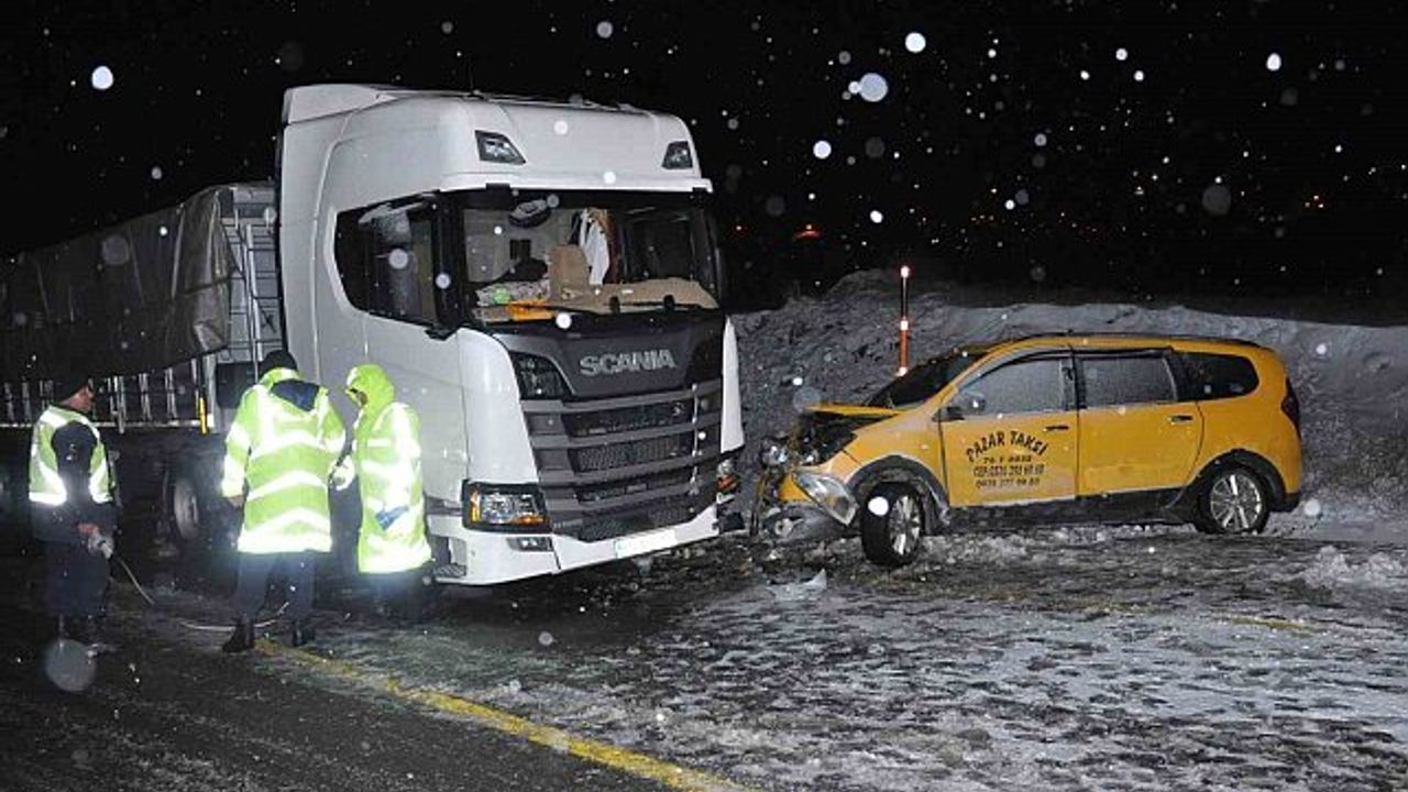 Kars'ta tır ile taksi çarpıştı: 1 ölü, 3 yaralı