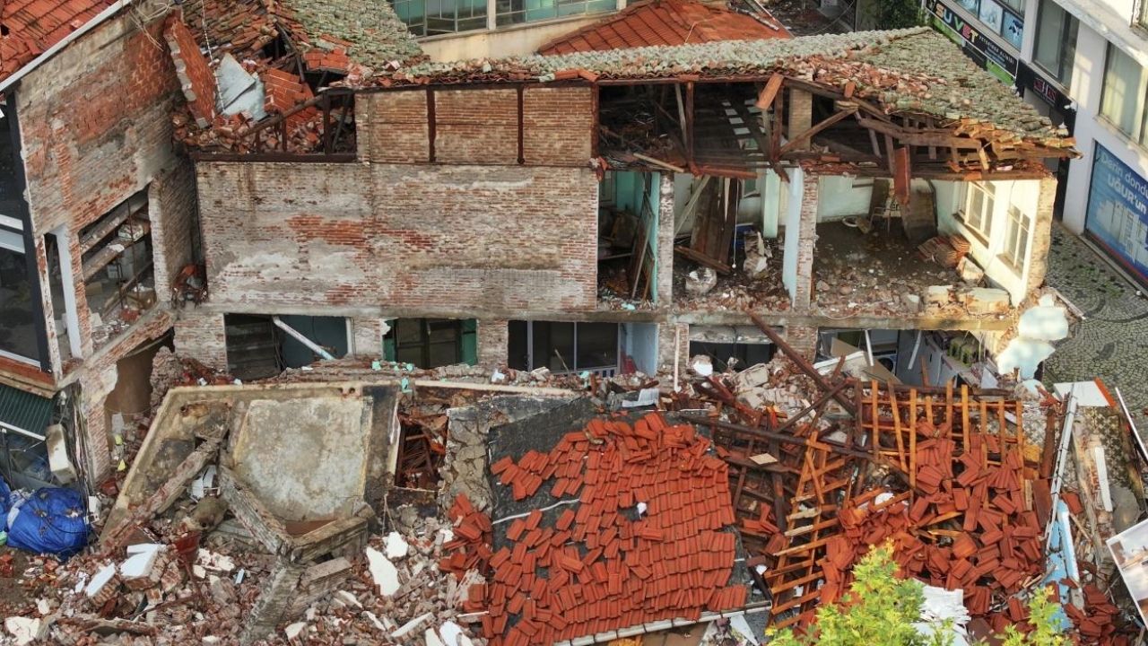 Balıkesir'de 6,1'lik depremin ardından 330 artçı sarsıntı kaydedildi