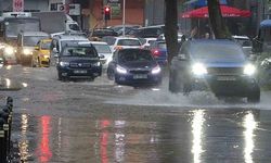 Kartal'da şiddetli yağış sonrası caddeleri su bastı
