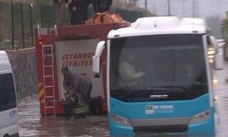 Küçükçekmece'de göle dönen yolda araçlarında mahsur kalan 38 kişi kurtarıldı
