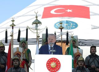 Cumhurbaşkanı Erdoğan: Malazgirt'e giden yol Ahlat'tan açıldı