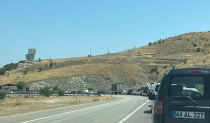 Elazığ-Pertek feribot iskelesinde kilometrelerce kuyruk oluştu