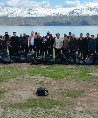 Hazar Gölü çevresinde temizlik yapıldı