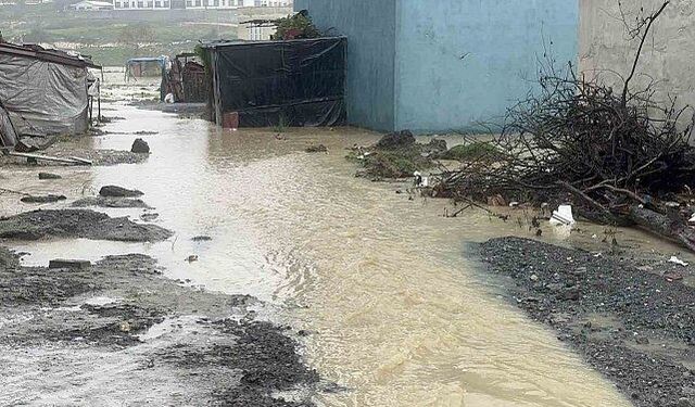 Arnavutköy'de dere taştı, evleri su bastı