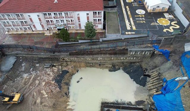 Bağcılar'da okulun yanında bulunan inşaatın istinat duvarında çökme yaşandı