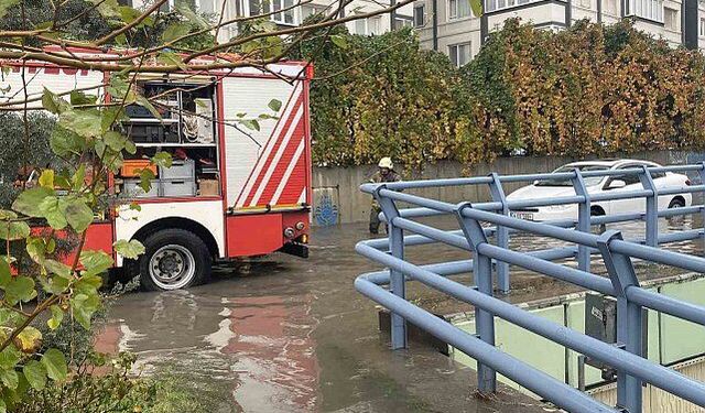 Bahçelievler'de bir araç göle dönen yolda mahsur kaldı