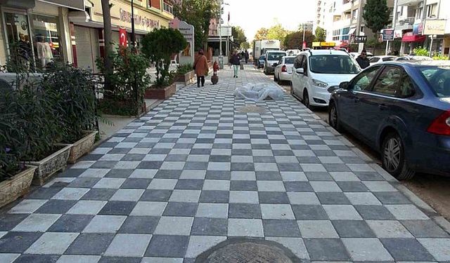 Bayraklı'da yol ve kaldırım çalışmaları sürüyor