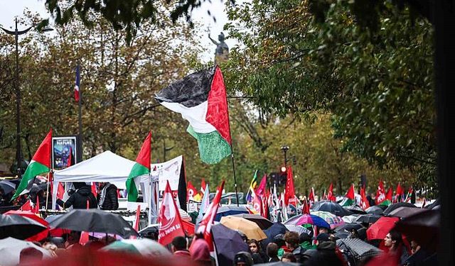 Fransa'da Filistin'e destek gösterisi: 60 bin kişi sağanak yağışa rağmen yürüdü