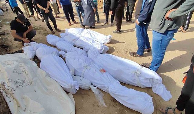 Gazze Şeridi'ndeki saldırılarda hayatlarını kaybedenler toplu mezarlara defnedildi