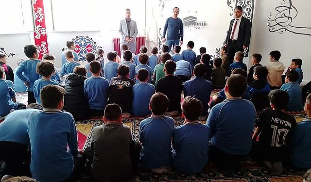 Gediz'de öğrenciler Filistin'de şehit olan Müslümanla için gıyabi cenaze namazı kıldı
