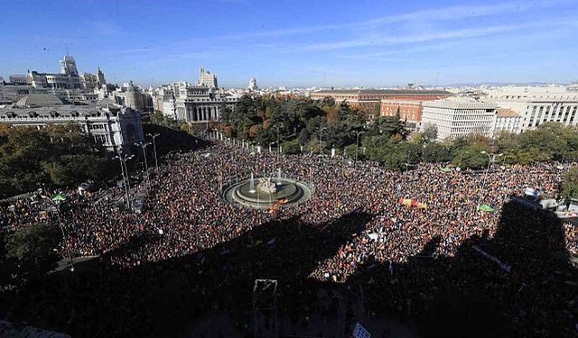 İspanya'da 'Katalan ayrılıkçılara yönelik af tasarısı' protesto edildi