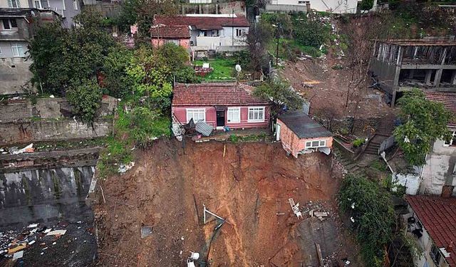 İstanbul'da fırtına ve şiddetli yağış nedeniyle toprak kaydı: 6 kişilik aile ölümden döndü