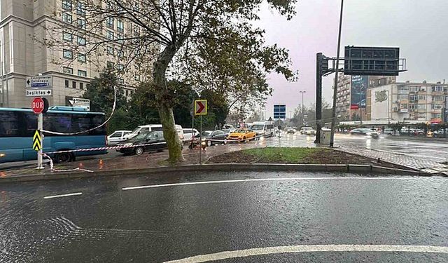 İstanbul'da fırtınada üzerine aydınlatma direği devrilen kurye hayatını kaybetti