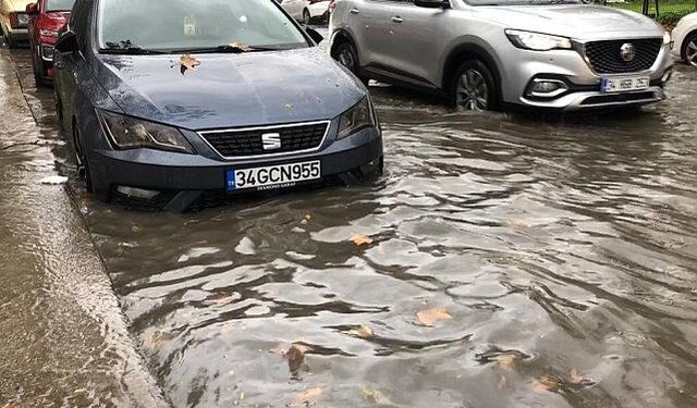 İstanbul'da sağanak yağış caddeleri göle döndürdü: Merdivenden akan su şelaleyi andırdı