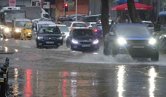 Kartal'da şiddetli yağış sonrası caddeleri su bastı