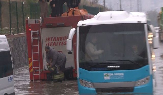 Küçükçekmece'de göle dönen yolda araçlarında mahsur kalan 38 kişi kurtarıldı