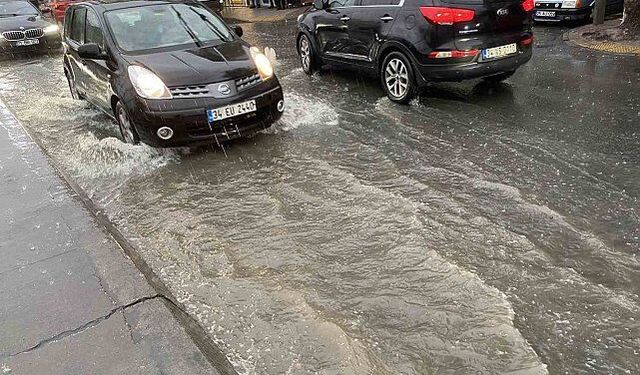 Küçükçekmece'de rögarlar taştı, yollar göle döndü