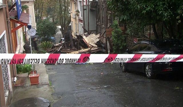 Sarıyer'de metruk bina çöktü: Sokağa giriş çıkışlar kapatıldı