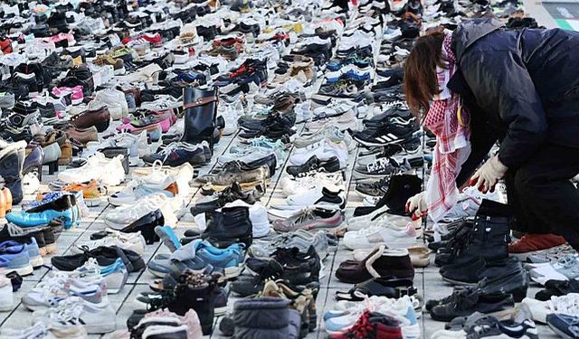 Seul'ün merkezine Filistin'de hayatını kaybedenlerin anısına 2 bin ayakkabı bırakıldı