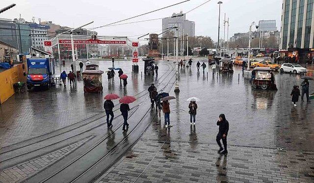 Şiddetli yağış Taksim'de vatandaşlara zor anlar yaşattı