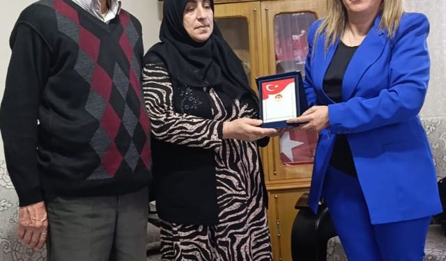 Erzurum'da vatan için evladını feda eden Lütfiye Tokyürek yılın annesi seçildi