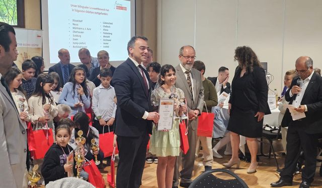 Kuzey Ren-Vestfalya’da İki Dilli Okuma Festivali Görkemli Bir Gala Gecesiyle Taçlandı