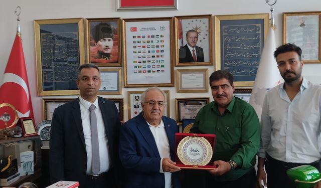 ÇALIŞMA VE BAŞARILARINDAN DOLAYI İDARECİ VE BÜROKRATLAR BİRLİĞİ BAŞKANI YÜCEL CAN'A PLAKET...