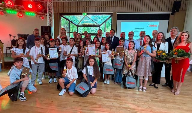 En İyi Okuyan Çocuklara Görkemli Bir Tören