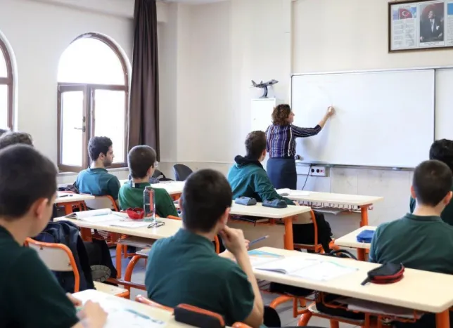 Ders zili yeniden çaldı: 18 milyon öğrenci ders başı yaptı
