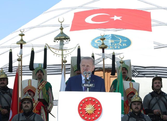 Cumhurbaşkanı Erdoğan: Malazgirt'e giden yol Ahlat'tan açıldı