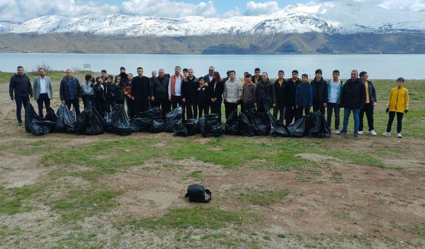 Hazar Gölü çevresinde temizlik yapıldı