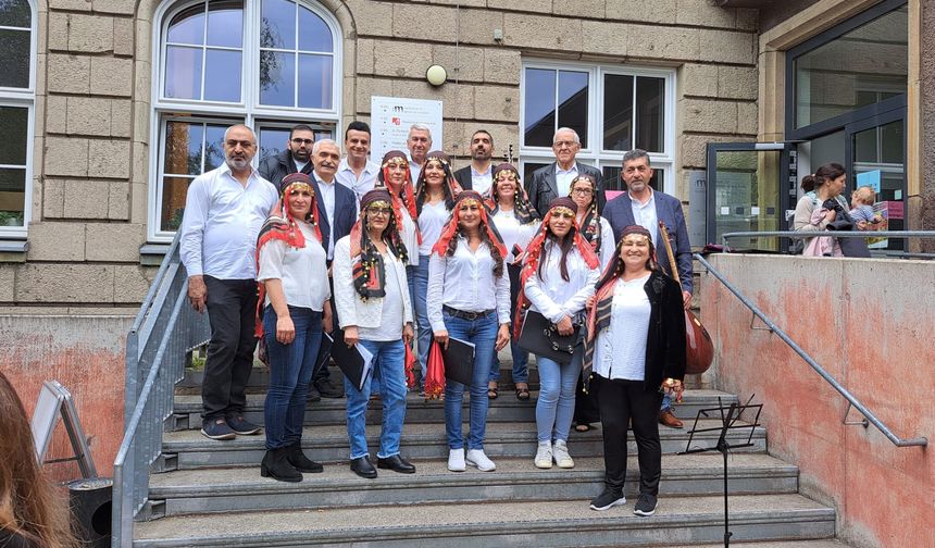 Köln’de Türk Halk Müziği Rüzgarı Esti: Gönüllüler Korosu’ndan Mini Konser