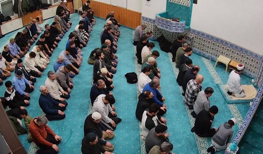 Duisburg Ayasofya Camii’nde Ramazan Coşkusu: Teravih ve Mukabelelere Yoğun İlgi