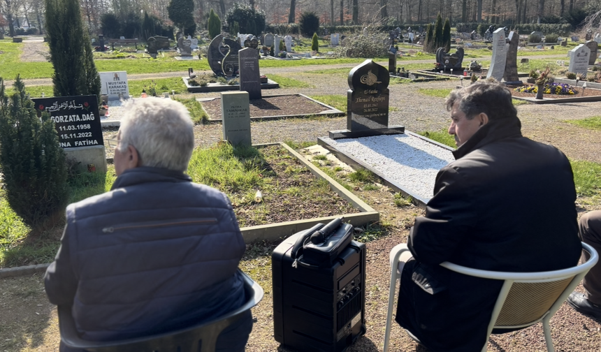 Duisburg’da Arefe Günü Kabristan Ziyareti