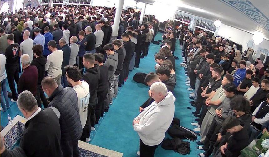 Kadir Gecesi’nde Peygamber Sevgisi Mimar Sinan Camii’ni doldurdu