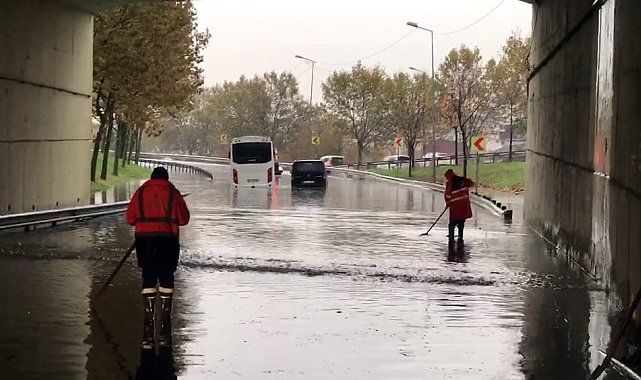 Esenler'de alt geçit göle döndü: Bir servis minibüsü ile otomobil suda mahsur kaldı