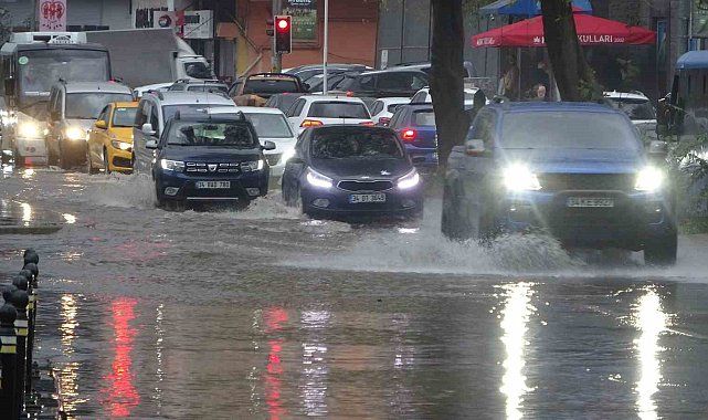 Kartal'da şiddetli yağış sonrası caddeleri su bastı