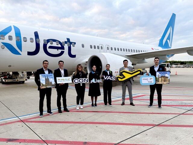 Köln Bonn Havalimanı Airline Marketing ekibinden Mark Cali (soldan ikinci) ve Leon Knipp (sağdan ikinci), AJet yetkilileriyle birlikte AJet'in Sivas'a gerçekleştirdiği ilk uçuşu kutluyor.