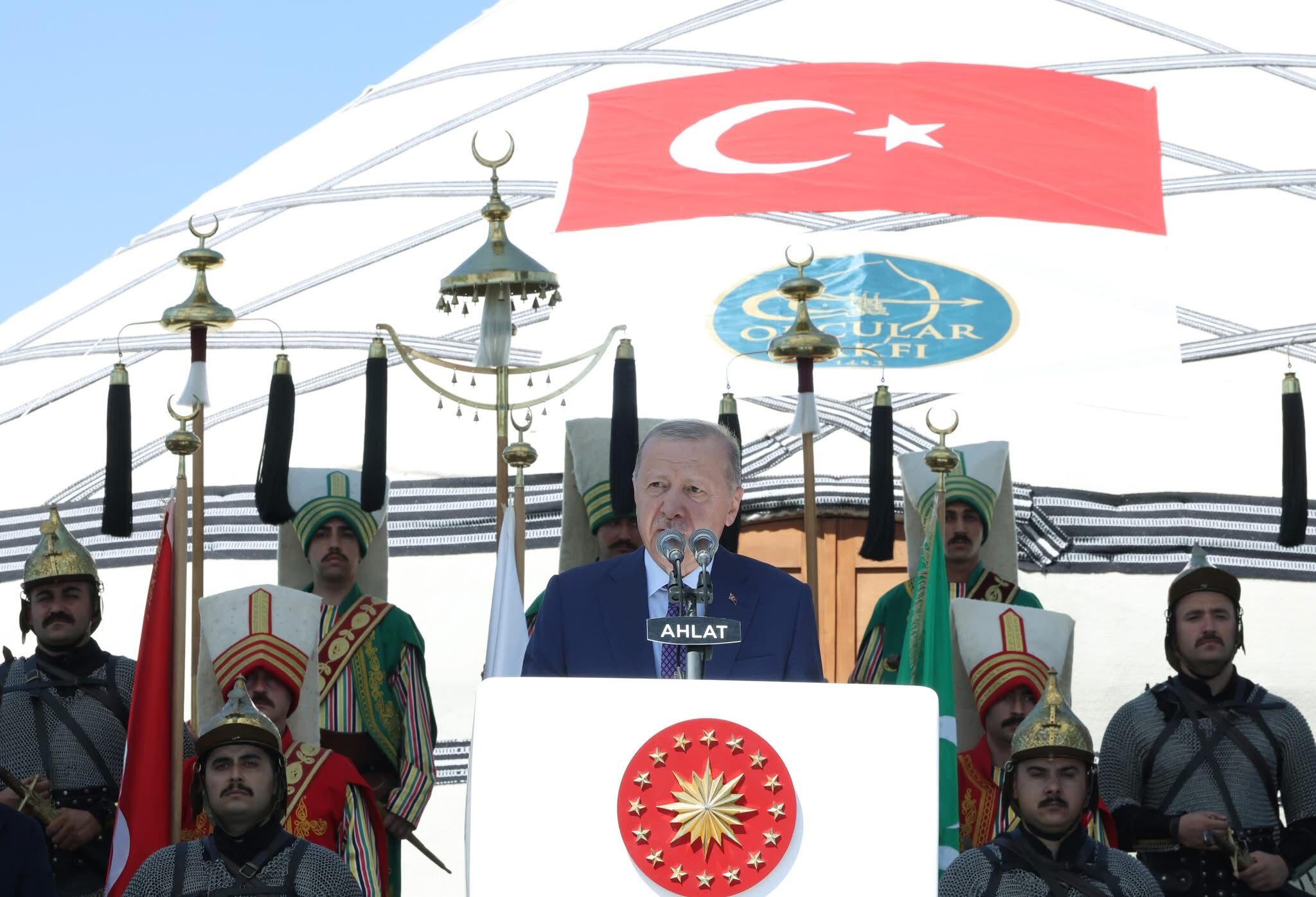 Cumhurbaşkanı Erdoğan: Malazgirt'e giden yol Ahlat'tan açıldı